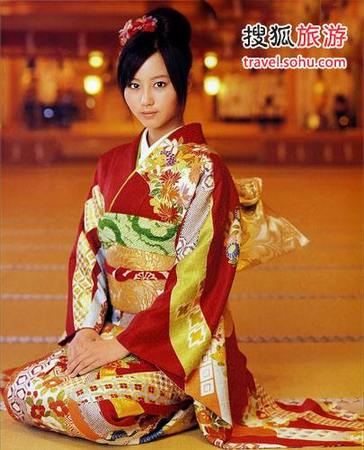 Японские девушки в традиционных нарядах «кимоно»