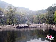 Горы Цзяньшань находятся на расстоянии 17 км. к юго-востоку от города Аньшань провинции Ляонин. Общая площадь гор Цяньшань составляет 44 кв. км. 
