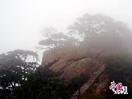 Горы Цзяньшань находятся на расстоянии 17 км. к юго-востоку от города Аньшань провинции Ляонин. Общая площадь гор Цяньшань составляет 44 кв. км. 