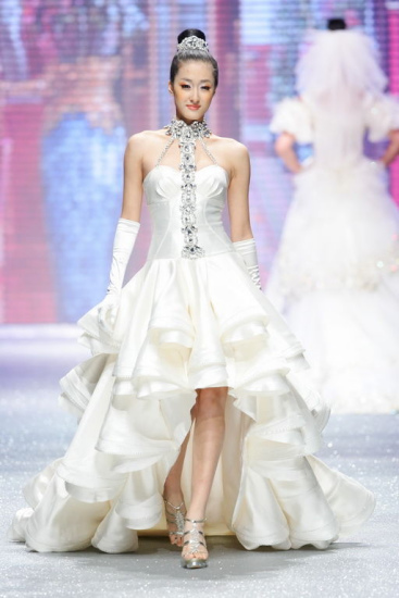 Коллекция модных свадебных платьев с элементами цветов на 2010 год