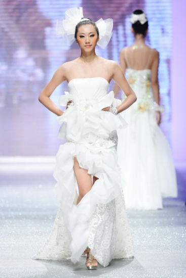 Коллекция модных свадебных платьев с элементами цветов на 2010 год