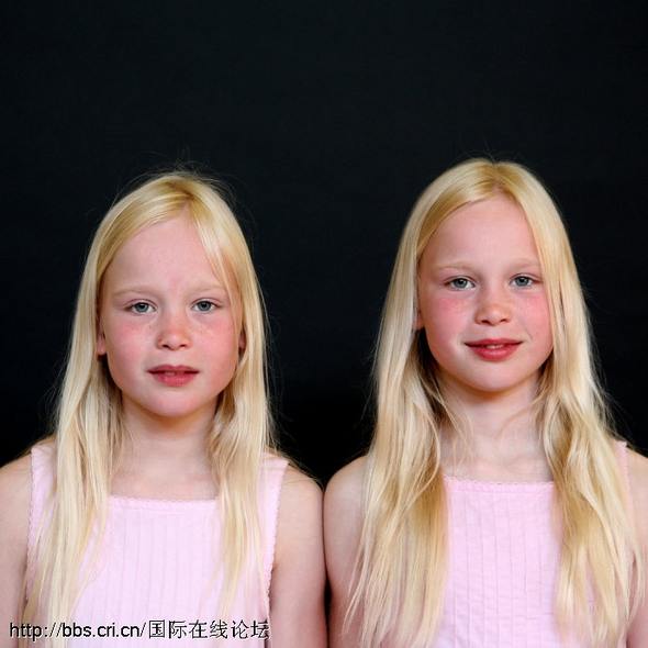 Красавицы-близнецы из разных стран
