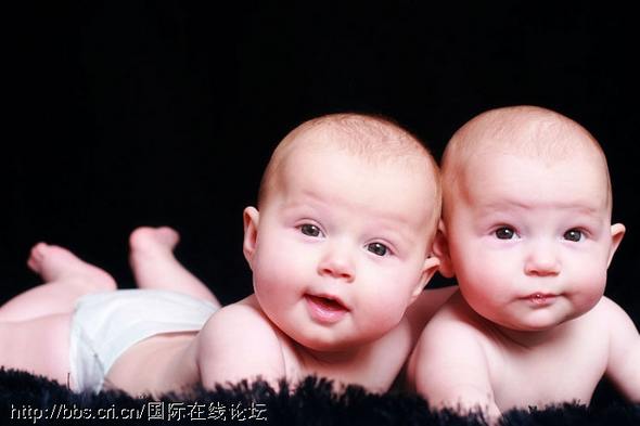 Красавицы-близнецы из разных стран