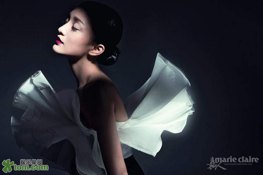 Актриса Чжоу Сюнь попала на обложку модного журнала: сочетание чистоты и дикости 