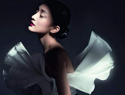 Актриса Чжоу Сюнь попала на обложку модного журнала: сочетание чистоты и дикости