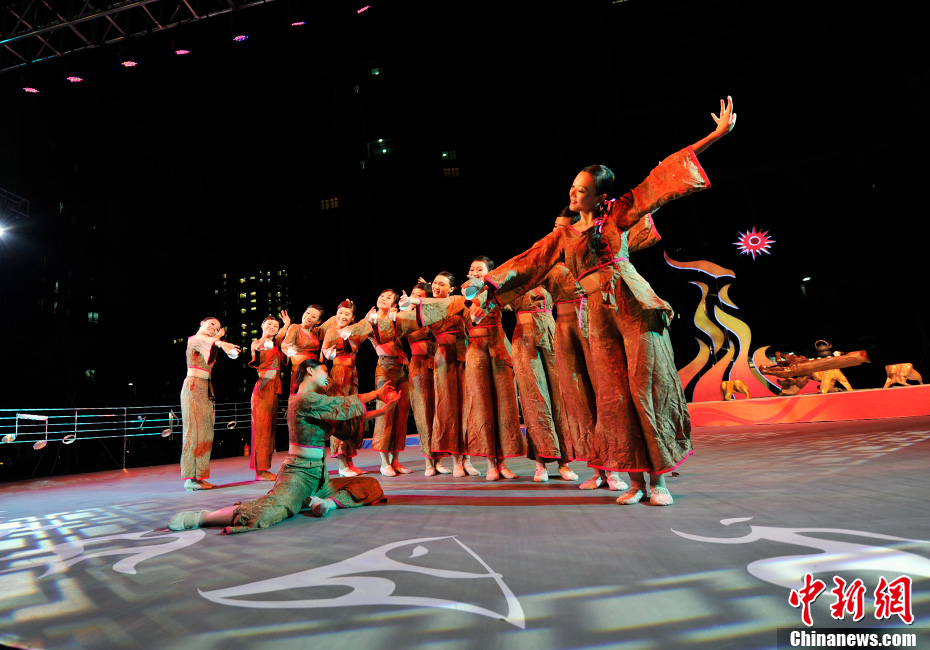Замечательные художественные выступления в деревне СМИ Азиатских игр в Гуанчжоу 