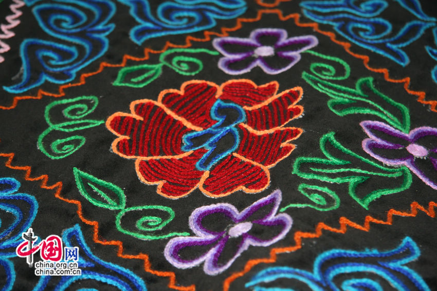 Оригинальная вышивка казахской национальности в уезде Толи на севере-западе Синьцзяна