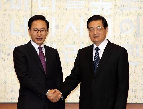 Ху Цзиньтао провел встречу с президентом РК Ли Мен Баком