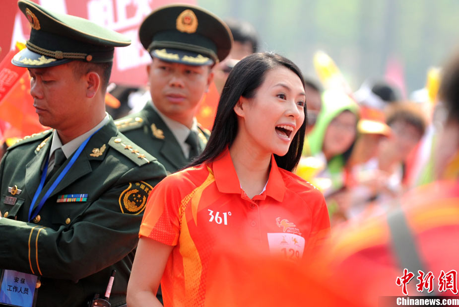Известная китайская актриса Чжан Цзыи участвовала в передаче факела Азиатских игр в Гуанчжоу