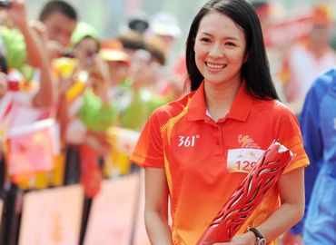 Известная китайская актриса Чжан Цзыи участвовала в передаче факела Азиатских игр в Гуанчжоу