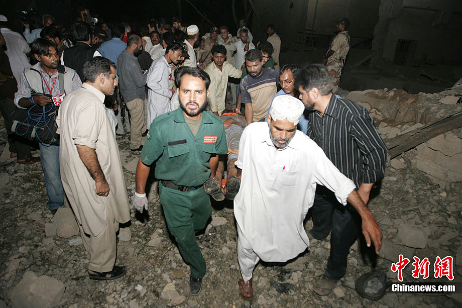 30 человек погибли, более 150 -- пострадали в результате взрыва в Карачи