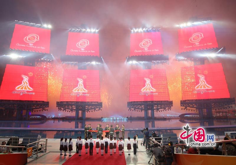 Подъем государственного флага КНР в рамках открытия Азиатских игр в Гуанчжоу 1