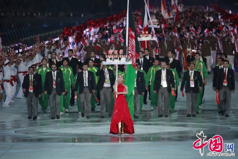 Вход команд разных стран в зал церемонии открытия Азиатских игр 11
