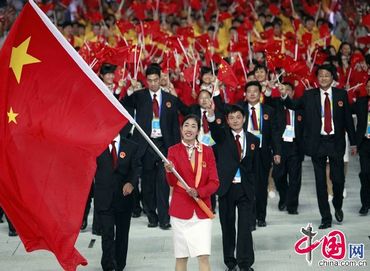 Делегация Китая входит в зал церемонии открытия