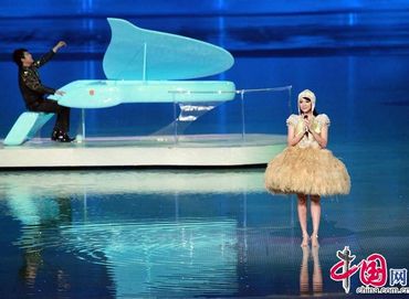 Пианист Лан Лан и певица Чжан Цзыи вместе выступают с художественной программой