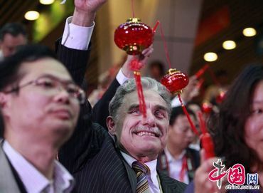 Радостные зрители на церемонии открытия Азиатских игр в Гуанчжоу