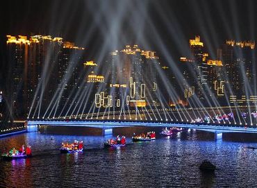 Церемония открытия 16-х Азиатских игр - выступление на реке Чжуцзян
