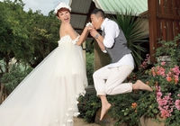 Сянганские звезды-супруги Чэнь Сяочунь и Ин Цайэр в свадебных снимках