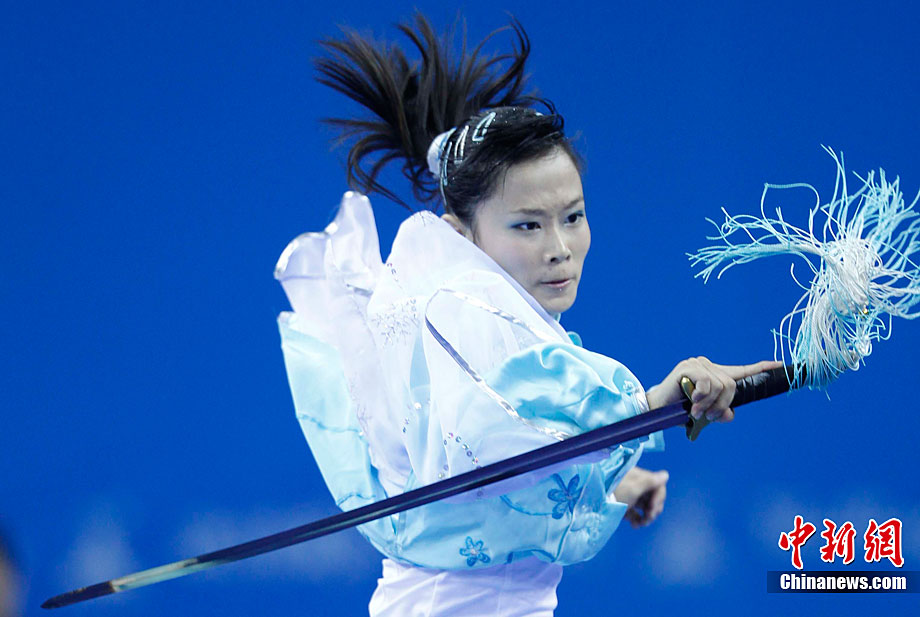 Мастера боевых искусств демонстрируют очарование ушу на Азиатских играх в Гуанчжоу 