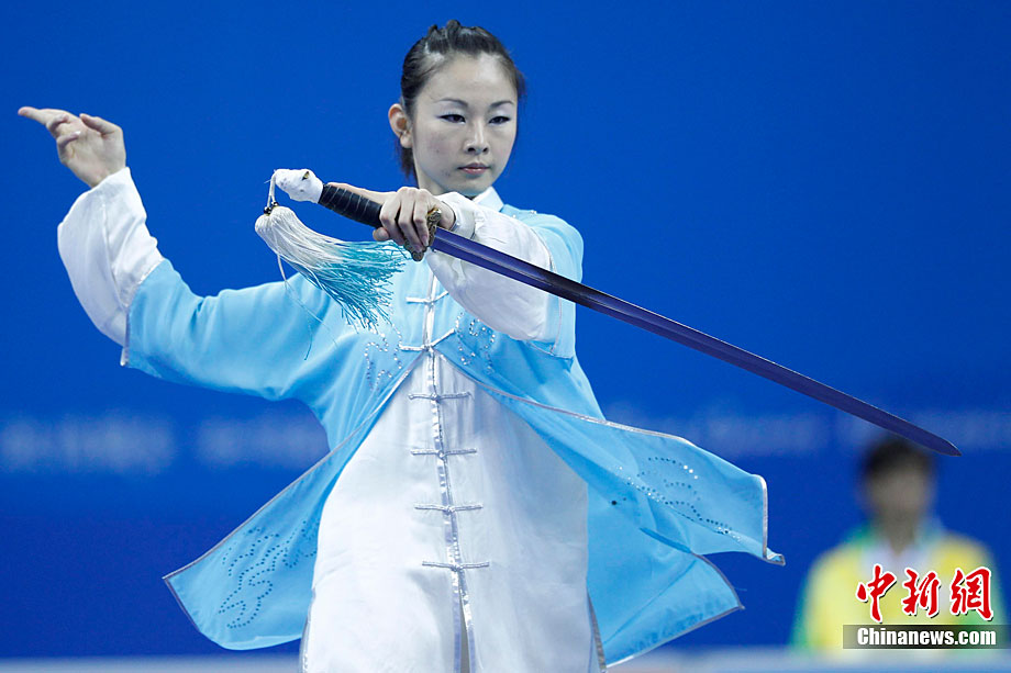 Мастера боевых искусств демонстрируют очарование ушу на Азиатских играх в Гуанчжоу 
