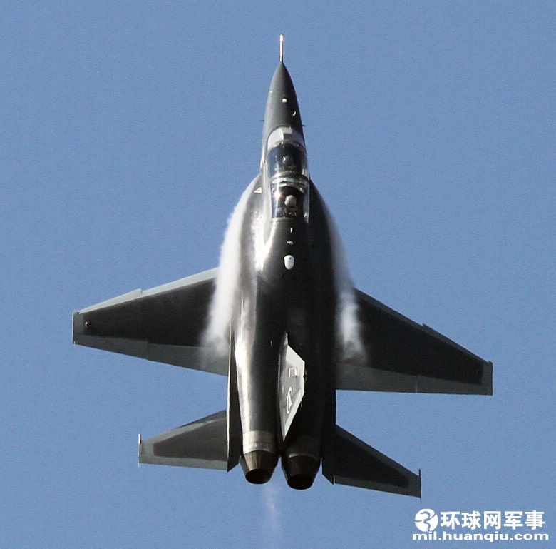 Многоцелевой учебно-боевой самолет «L-15» Китая на авиасалоне в г. Чжухай