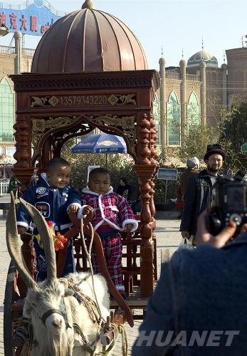 В Кашгаре Синьцзяна царит глубокая атмосфера праздника «Курбан-байрам»