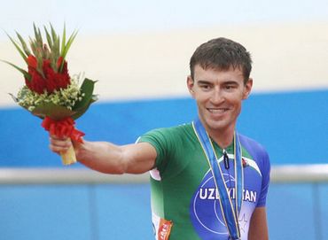 Владимир Туйчиев из Узбекистана стал чемпионом в финале соревнования по гонкам на велосипедах в Азиатских играх в Гуанчжоу
