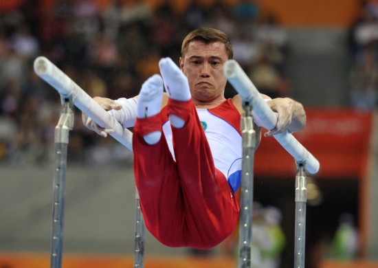 Ильдар Валиев из Казахстана выиграл бронзовую медаль в финале соревнования по упражнениям на параллельных брусьях в Азиатских играх в Гуанчжоу 
