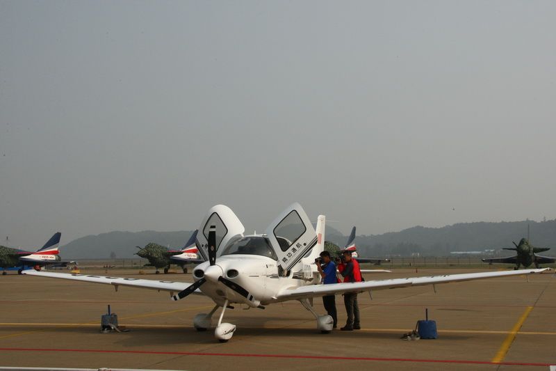 Маленькие самолеты на авиасалоне в Чжухае9
