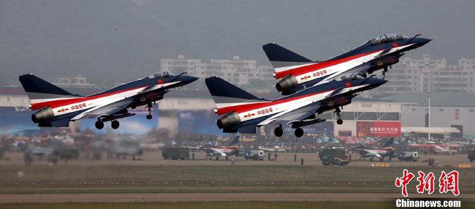 Выступление отряда боевых самолетов «Цзянь-10» на Чжухайском авиасалоне