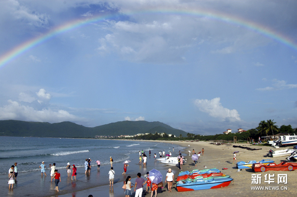 На фото: красивый вид на залив Ялунвань в городе Санья провинции Хайнань.