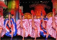 Девушки из кабаре «Мулен Руж» в Париже побили рекорд Гиннеса по танцам «Канкан»