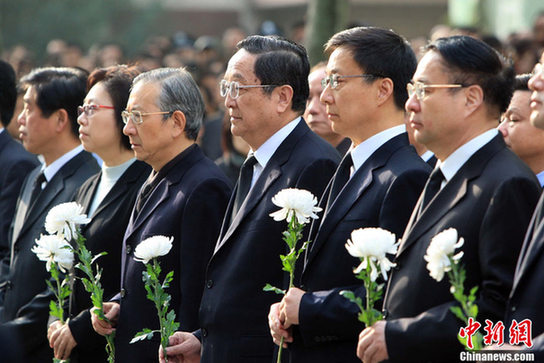 Руководители и жители Шанхая сегодня скорбели о погибших в пожаре 15 ноября 1
