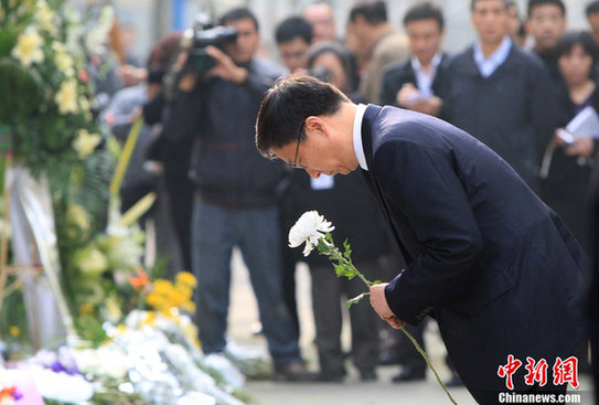 Руководители и жители Шанхая сегодня скорбели о погибших в пожаре 15 ноября 2
