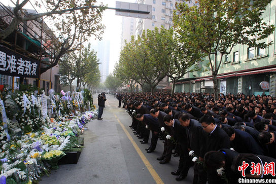 Руководители и жители Шанхая сегодня скорбели о погибших в пожаре 15 ноября 4