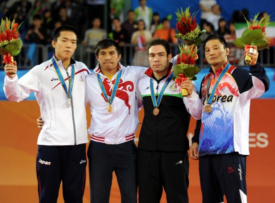 Известный киргизский спортсмен Данияр Кобонов завоевал первую золотую медаль для команды Киргизстана на 16-х Азиатских играх в Гуанчжоу 