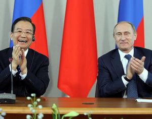 Вэнь Цзябао и В. Путин встретились в Санкт-Петербурге с представителями СМИ