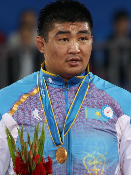 Казахский спортсмен Нурмахан Тыналиев выиграл золото в финале соревнования по греко-римской борьбе среди мужчин в весовой категории до 120 кг. в Азиатских играх в Гуанчжоу 