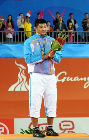 Казахский спортсмен Нурмахан Тыналиев выиграл золото в финале соревнования по греко-римской борьбе среди мужчин в весовой категории до 120 кг. в Азиатских играх в Гуанчжоу 