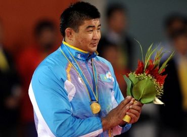 Казахский спортсмен Нурмахан Тыналиев выиграл золото в финале соревнования по греко-римской борьбе среди мужчин в весовой категории до 120 кг. в Азиатских играх в Гуанчжоу