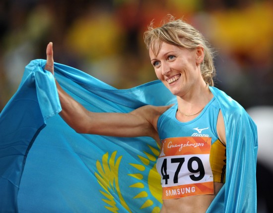 Ольга Терешкова из Казахстана выиграла золото в соревновании по бегу на 400 метров в Азиатских играх в Гуанчжоу 