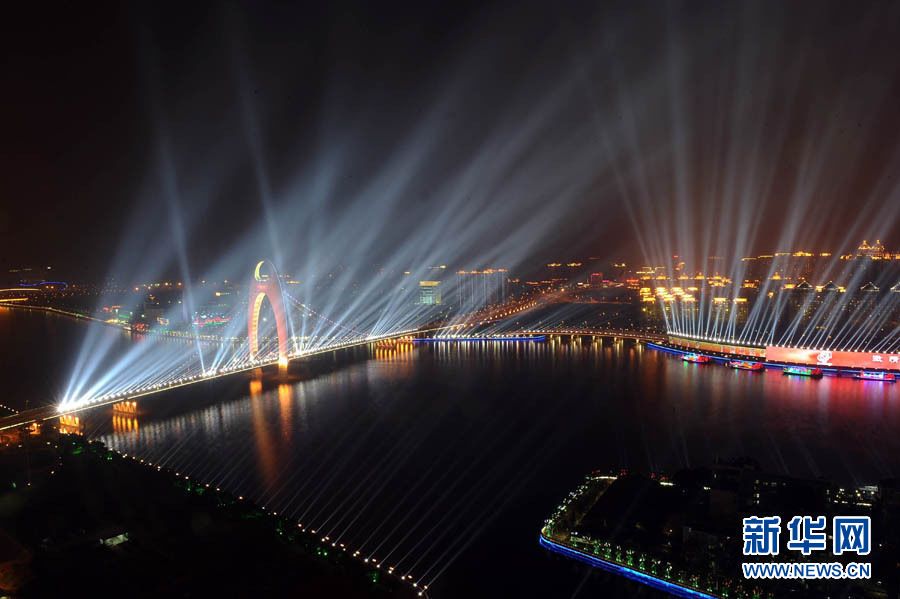 Красивые пейзажи на берегах Реки Чжуцзян в ночи закрытия Азиатских игр 1