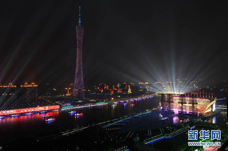 Красивые пейзажи на берегах Реки Чжуцзян в ночи закрытия Азиатских игр 2