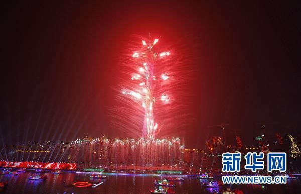 Красивые фейерверки на церемонии закрытия Азиатских игр в Гуанчжоу 1