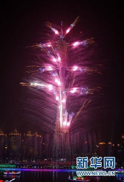Красивые фейерверки на церемонии закрытия Азиатских игр в Гуанчжоу4