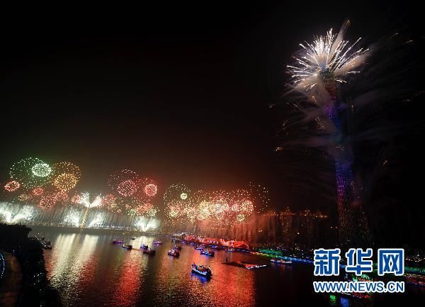 Красивые фейерверки на церемонии закрытия Азиатских игр в Гуанчжоу6