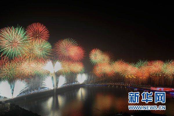 Красивые фейерверки на церемонии закрытия Азиатских игр в Гуанчжоу7