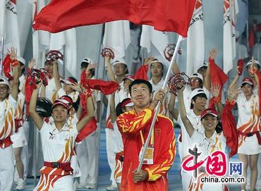 Вход спортсменов разных стран в зал церемонии закрытия Азиатских игр в Гуанчжоу