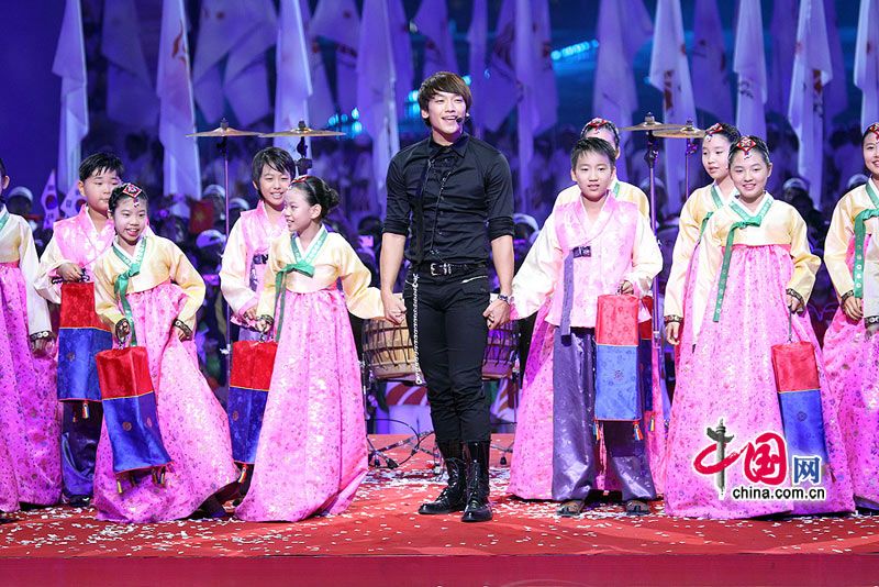 Звезды в художественных выступлениях на церемонии закрытия Азиатских игр в Гуанчжоу8