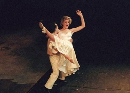 В декабре 1985 года в Лондоне принцесса Англии Диана Спенсер выступила с балетом «Uptown Girl». 